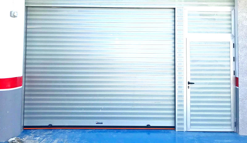 Beneficios de las puertas de garaje automáticas con puerta peatonal