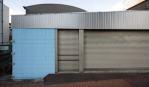 puerta automática para mejorar la logística y productividad de almacén