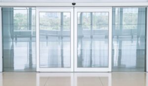 como evitar accidentes con puertas automaticas