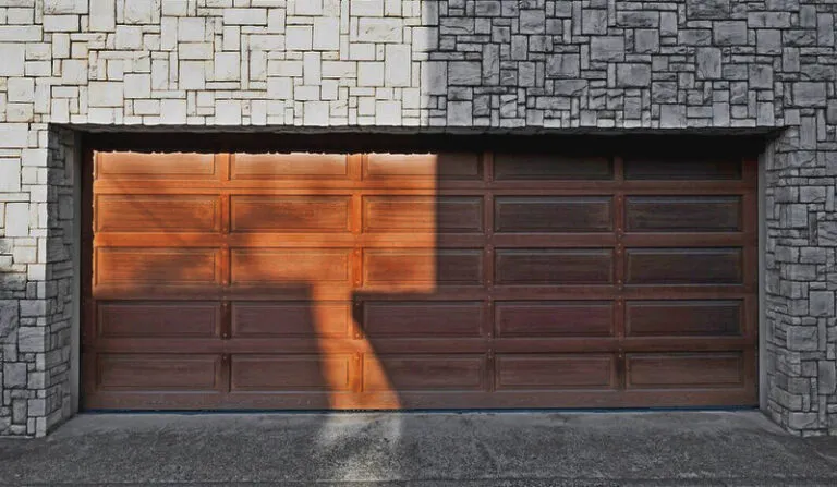 ¿Por qué usar puertas de garaje paa hogares con espacios reducidos?
