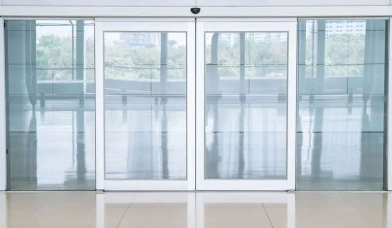 como evitar accidentes con puertas automaticas
